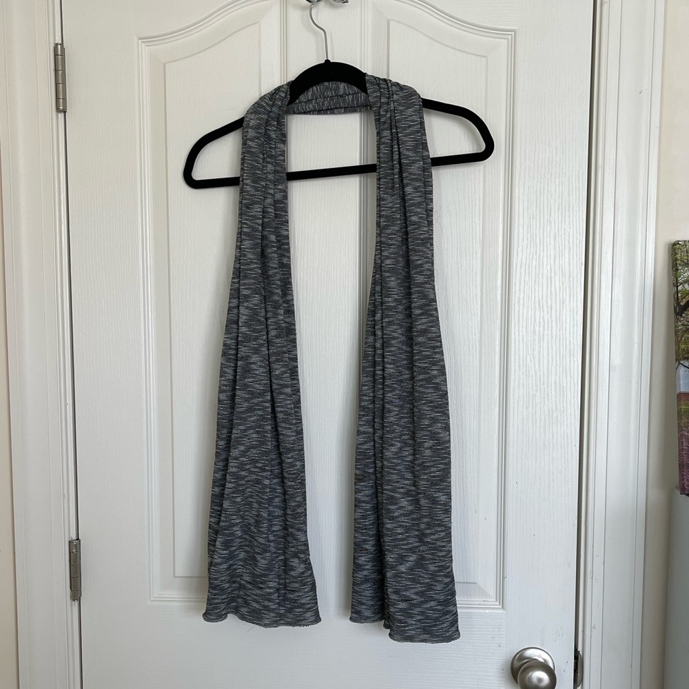 Scarf w hidden pockets on the inside!!